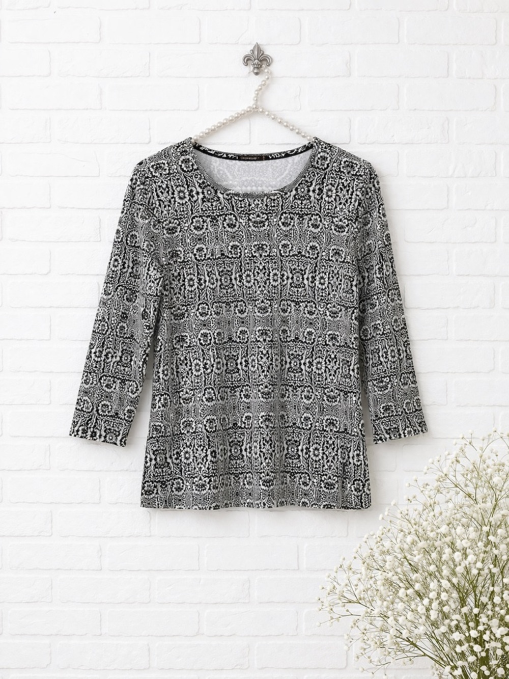 J. McLaughlin Catalina Cloth Signature Tee in Black and Cream Daisy Print Size S